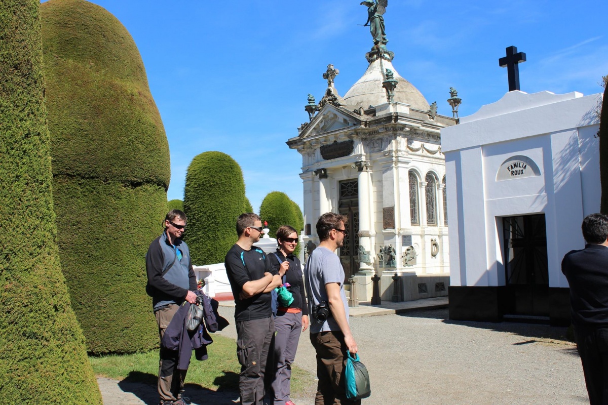 Turistas Cementerio Punata Arenas.jpg